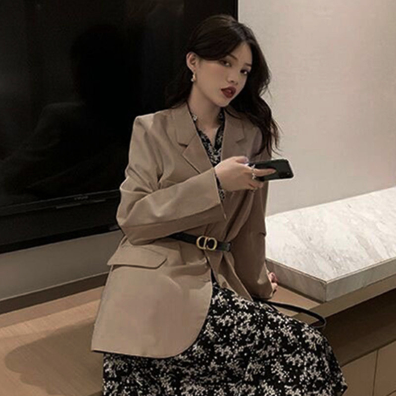 41b0ce23-3eaa-4368-adea-1948de703d71.jpg Women’s Beige Blazer with Trendy Black Top - Image 7